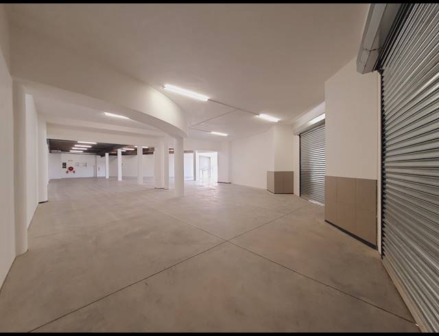 429M² SHOWROOM TO LET IN HALFWAY HOUSE